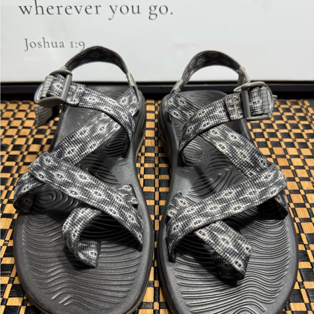 Chaco Gray Textured Sole Women SZ 7 Box4